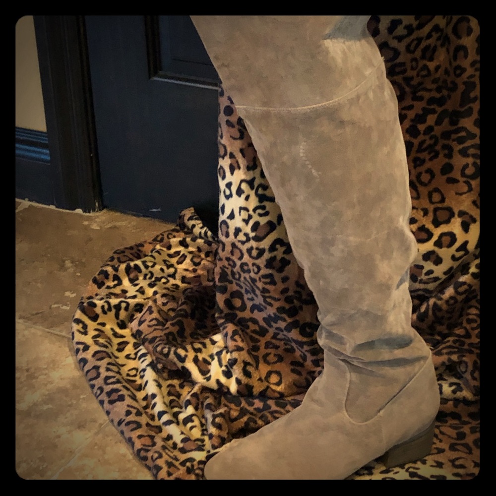 Thigh-high faux suede boots 🌶🌶🌶🌶💯